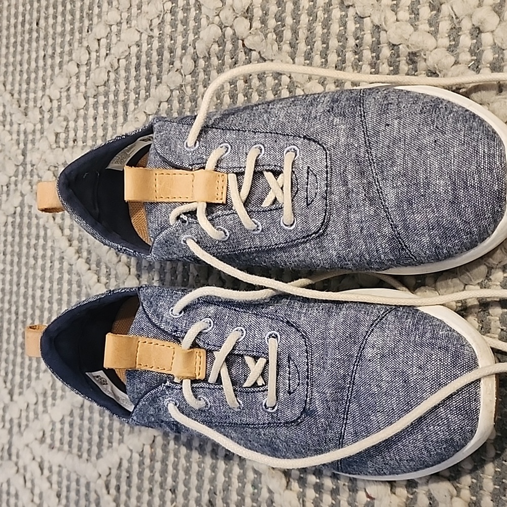 Toms tennis shoe